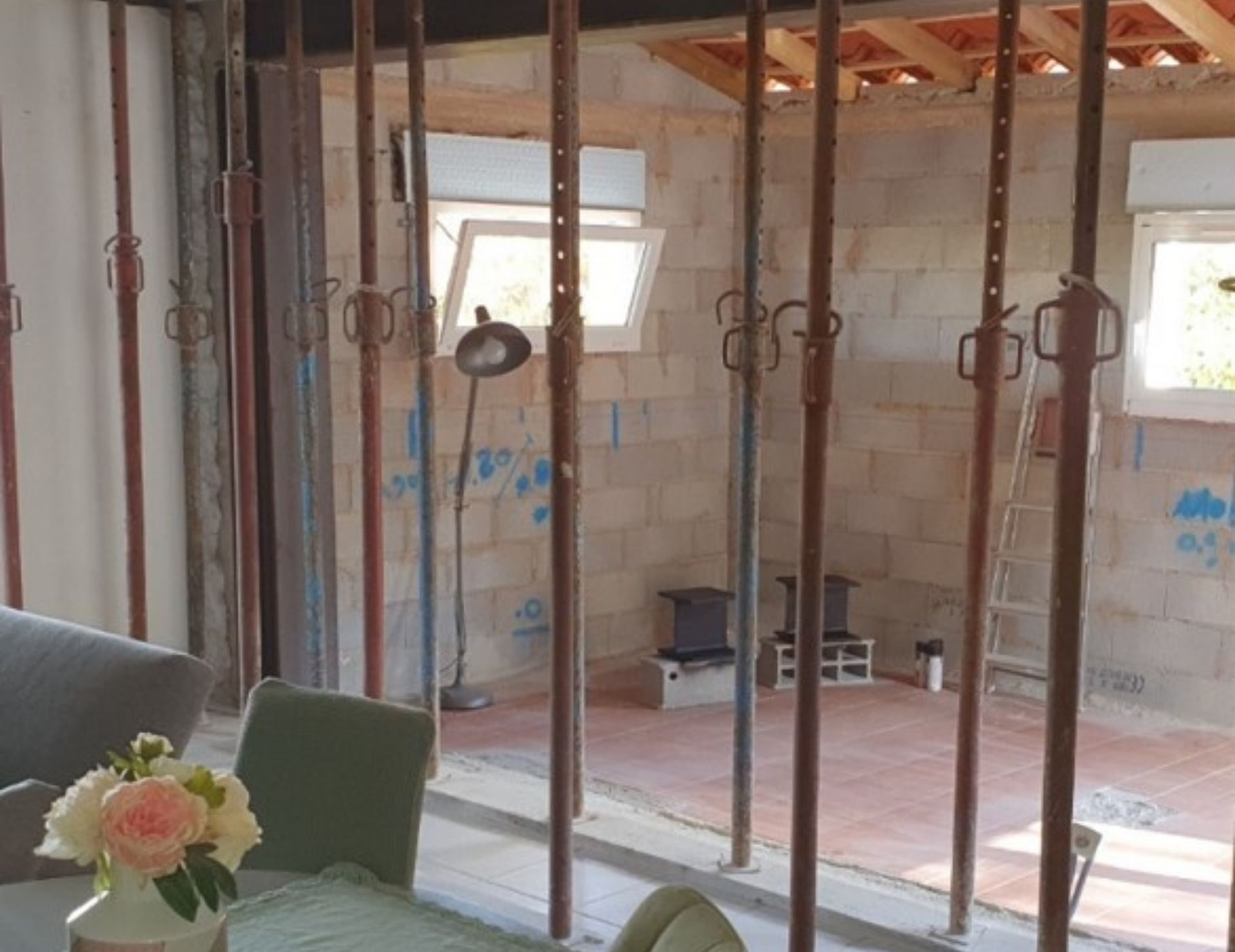 avant ouverture mur Renov’Var (1) Salle de bain en cours de rénovation avec structure métallique, tuyauterie et isolation thermique visible