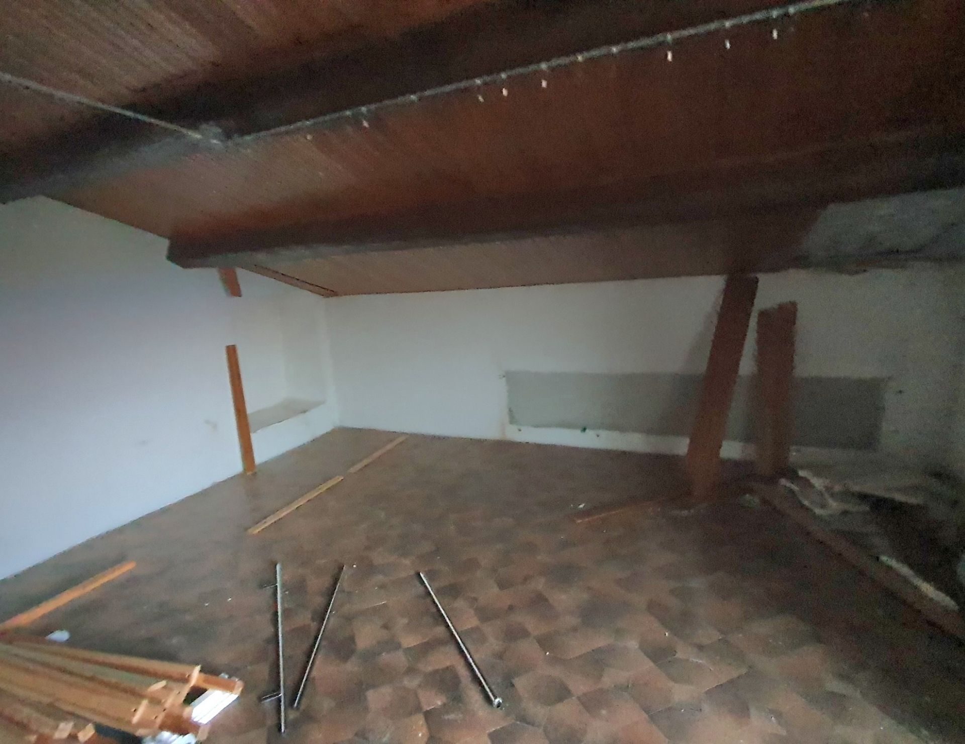 avant rénovation comble Renov’Var Intérieur en rénovation avec poutres apparentes, cloisons blanches et sol en terre battue